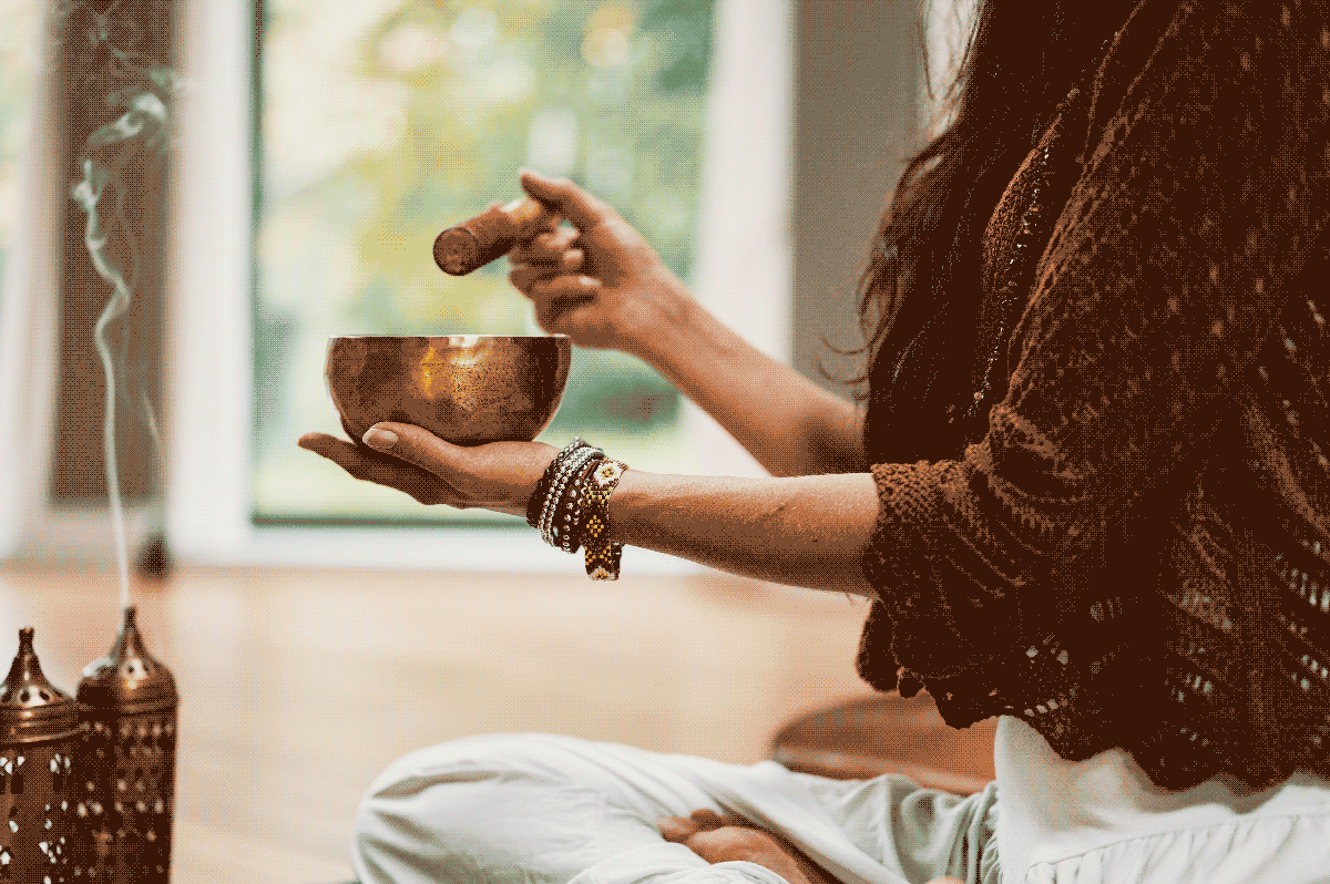 Un moment pour soi Image d'une femme tenant un bol tibétain